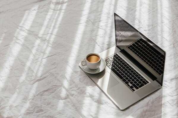 Ordinateur portable sur un bureau minimaliste, ambiance calme